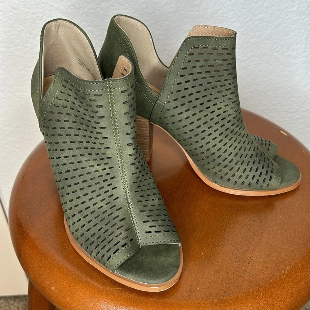 Restricted Open Toe Heel | Olive | Size 7 - Picture 13 of 13